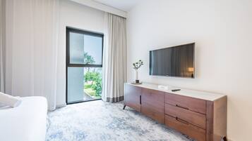 2 bedrooms, in-room safe, iron/ironing board, free WiFi