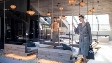 Salas para tratamentos a dois, sauna seca, banheira de hidromassagem