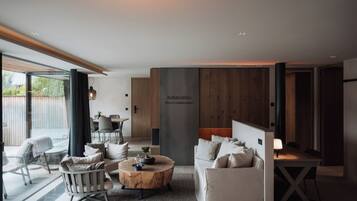 Premium-sviitti, yksityinen uima-allas, näköala laaksoon | Yksityinen keittiö | Espressokone, kahvin-/teenkeitin, ruokailupöytä