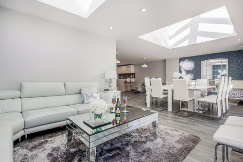 A BEAUTIFULLY DESIGNED LUXURIOUS TOWNHOUSE