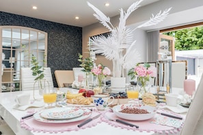 Dining - A BEAUTIFULLY DESIGNED LUXURIOUS TOWNHOUSE (Romford)
