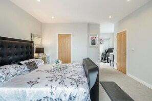 4 bedrooms, iron/ironing board, WiFi, bed sheets