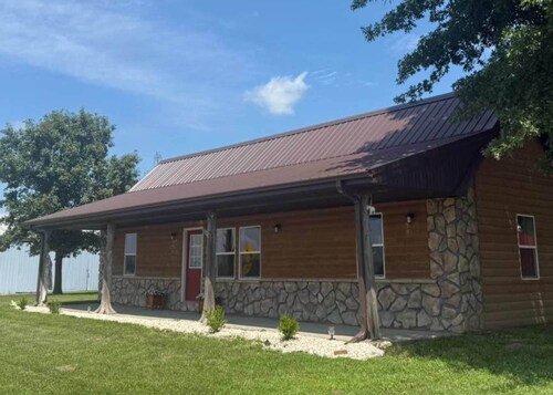 Papa's Cabin - 40 acres & 5 acre lake!