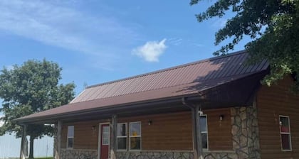 Papa's Cabin - 40 acres & 5 acre lake!