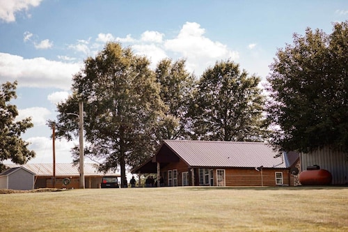 Papa's Cabin - 40 acres & 5 acre lake!