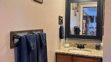 Dutxa, assecador de cabells, tovalloles i sabó