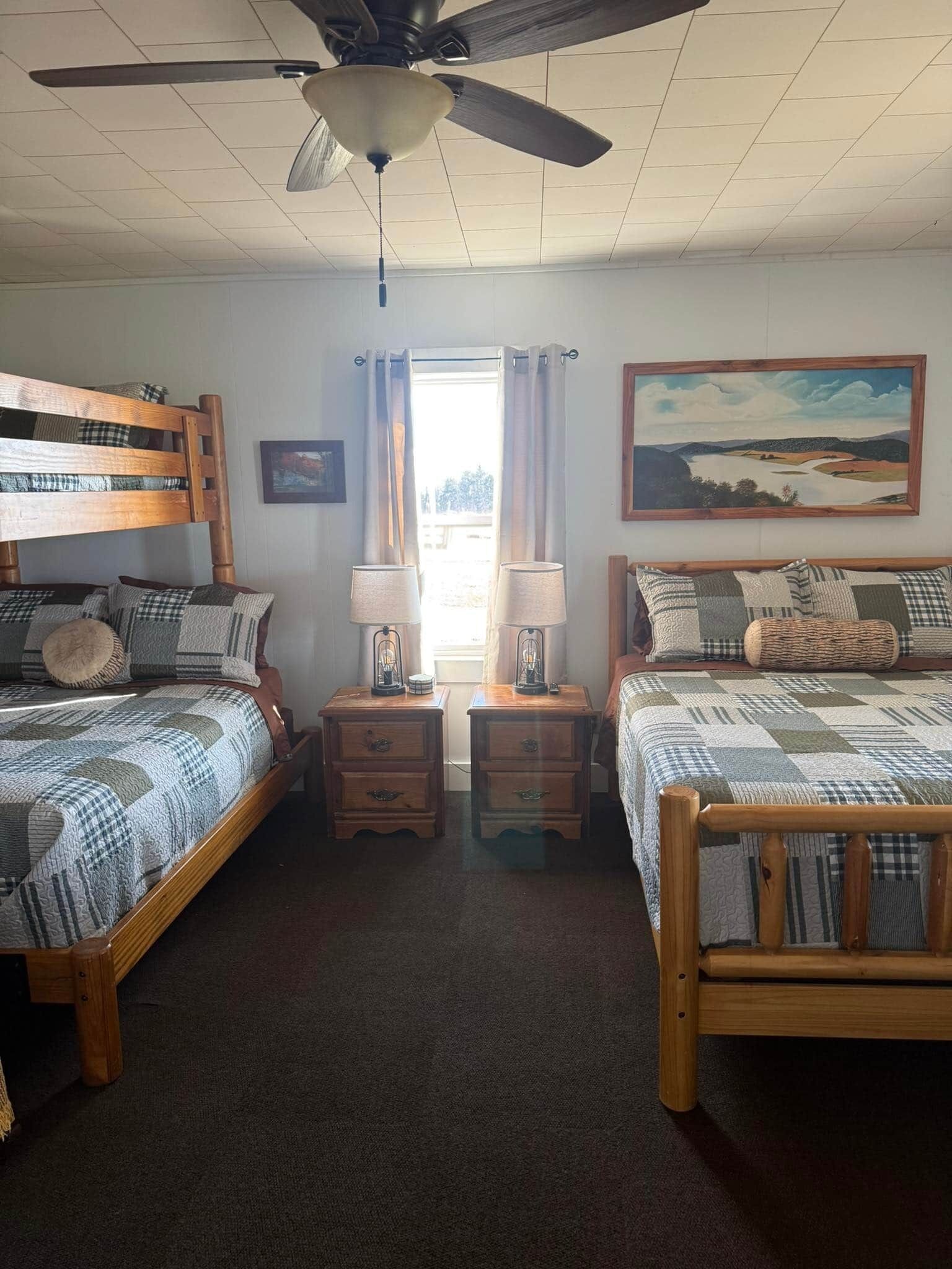 2 habitaciones, escritorio, tabla de planchar con plancha y wifi gratis 