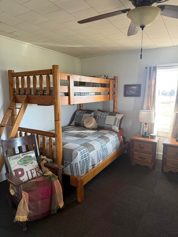 2 habitaciones, escritorio, tabla de planchar con plancha y wifi gratis 