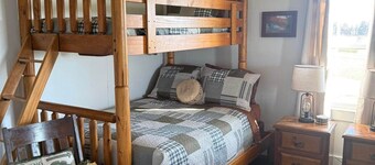 Papa's Cabin - 40 acres & 5 acre lake!