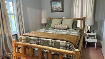 2 habitaciones, escritorio y tabla de planchar con plancha