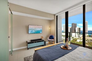 Room - Modern Miami Gem City View Condo Free Parking (Miami)