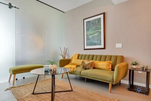 Room - Modern Miami Gem City View Condo Free Parking (Miami)