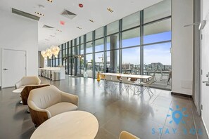 Room - Modern Miami Gem City View Condo Free Parking (Miami)