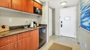 House | Private kitchen | Electric kettle, cookware/dishes/utensils - Deluxe Studio Balcony Bay View Amazing Pool (Sunny Isles Beach)