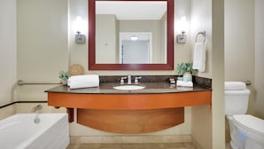 House | Bathroom | Towels - Deluxe Studio Balcony Bay View Amazing Pool (Sunny Isles Beach)