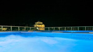A swimming pool with a view of a building in the background. - Lux Waterfront - Prime Location Pool Gym Sauna (Cairns)