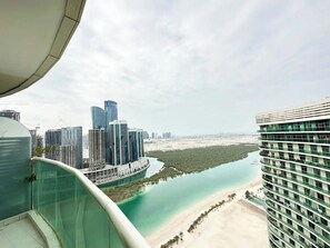 Property grounds - Sustainable 1BR w/Balcony Gym & Pool Access (Abu Dhabi)