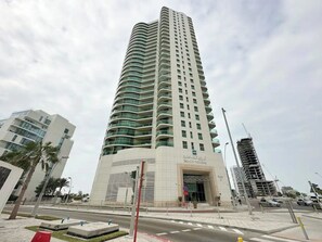 Exterior - Sustainable 1BR w/Balcony Gym & Pool Access (Abu Dhabi)