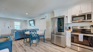 Jääkaappi, mikroaaltouuni, uuni, liesi