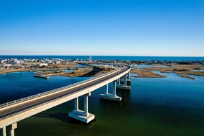 A bridge over a body of water with a cityscape in the background. - Saltwater Resort Suite 2007, 2nd Floor Queen (Surf City)