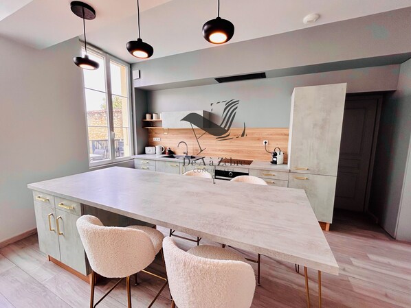 Private kitchen - Le République 5 - Apartment with terrace right in the center of town and close to the thermal baths (Rochefort)