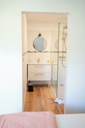 Dusche, Haartrockner, Handtücher, Seife