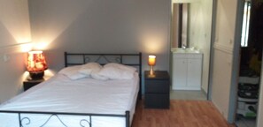 1 غرفة نوم وملاءات أسرّة