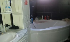 Toallas, jabón, papel de baño 