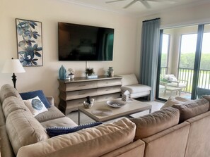 Smart TV, books, stereo, computer monitors - Lakewood National Golf Club Penthouse Condo with Luxury Amenities - Pet Welcome (Bradenton)