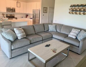 Smart TV, books, stereo, computer monitors - Lakewood National Golf Club Penthouse Condo with Luxury Amenities - Pet Welcome (Bradenton)