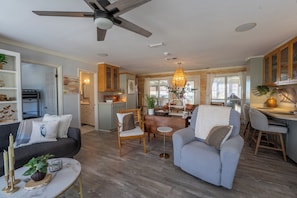 Smart TV - Coastal Breeze: recently renovated charming beach house (Dauphin Island)