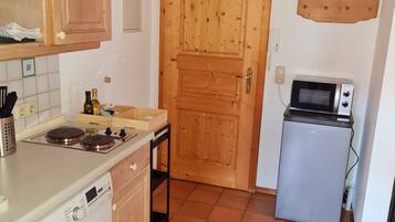 Jääkaappi, mikroaaltouuni, liesi, kahvin-/teenkeitin