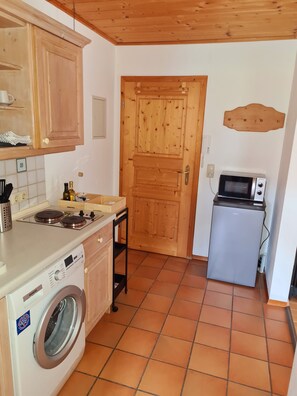 Frigorífic, microones, placa de cuina i cafetera i tetera