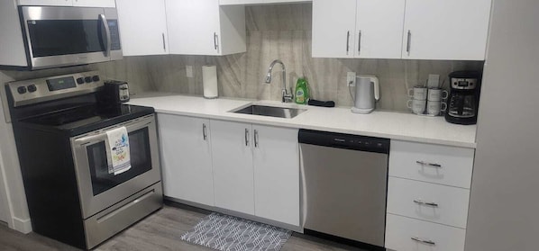 Réfrigérateur, four à micro-ondes, un four, surface de cuisson