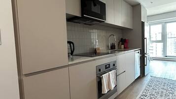 Refrigerador, microondas, horno y parrilla de estufa