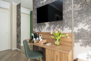 Deluxe Room, City View | Living area - EUDORA GUESTHOUSE (Rome)