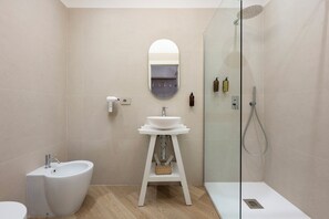 Habitación superior, vistas a la ciudad | Baño | Secador de pelo, toallas, jabón y champú