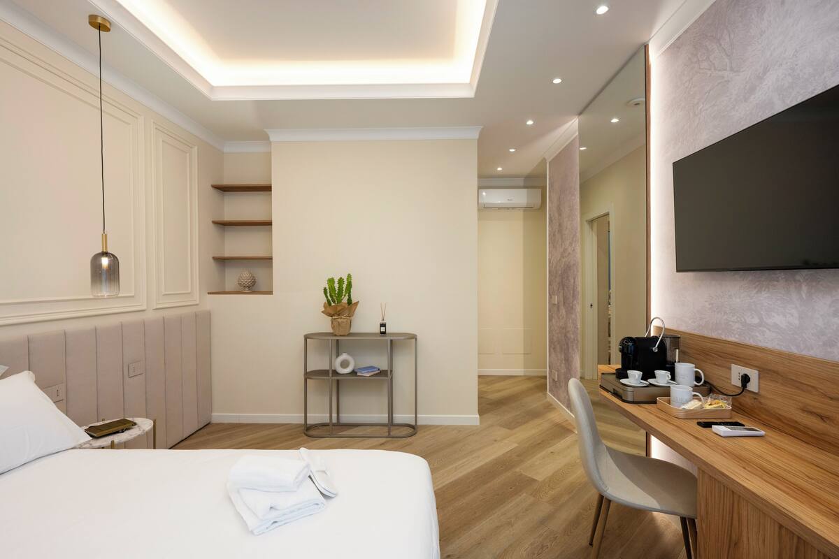 Desk, laptop workspace, soundproofing, WiFi (free)
