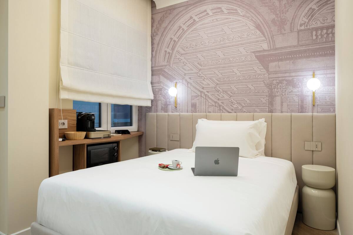 Desk, laptop workspace, soundproofing, WiFi (free)