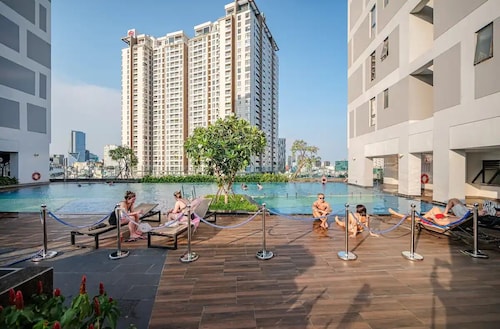 Nice Studio Free Pool & Gym @ Rivergate D4

