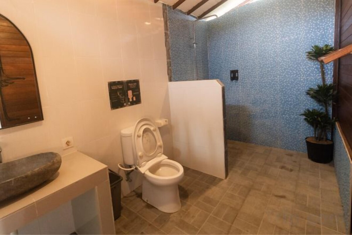 Bathroom | Shower, bidet, towels, toilet paper