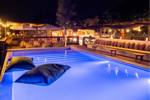 Outdoor pool - Mad Monkey Nusa Lembongan (Lembongan Island)