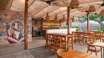 Bar (trong khuôn viên)