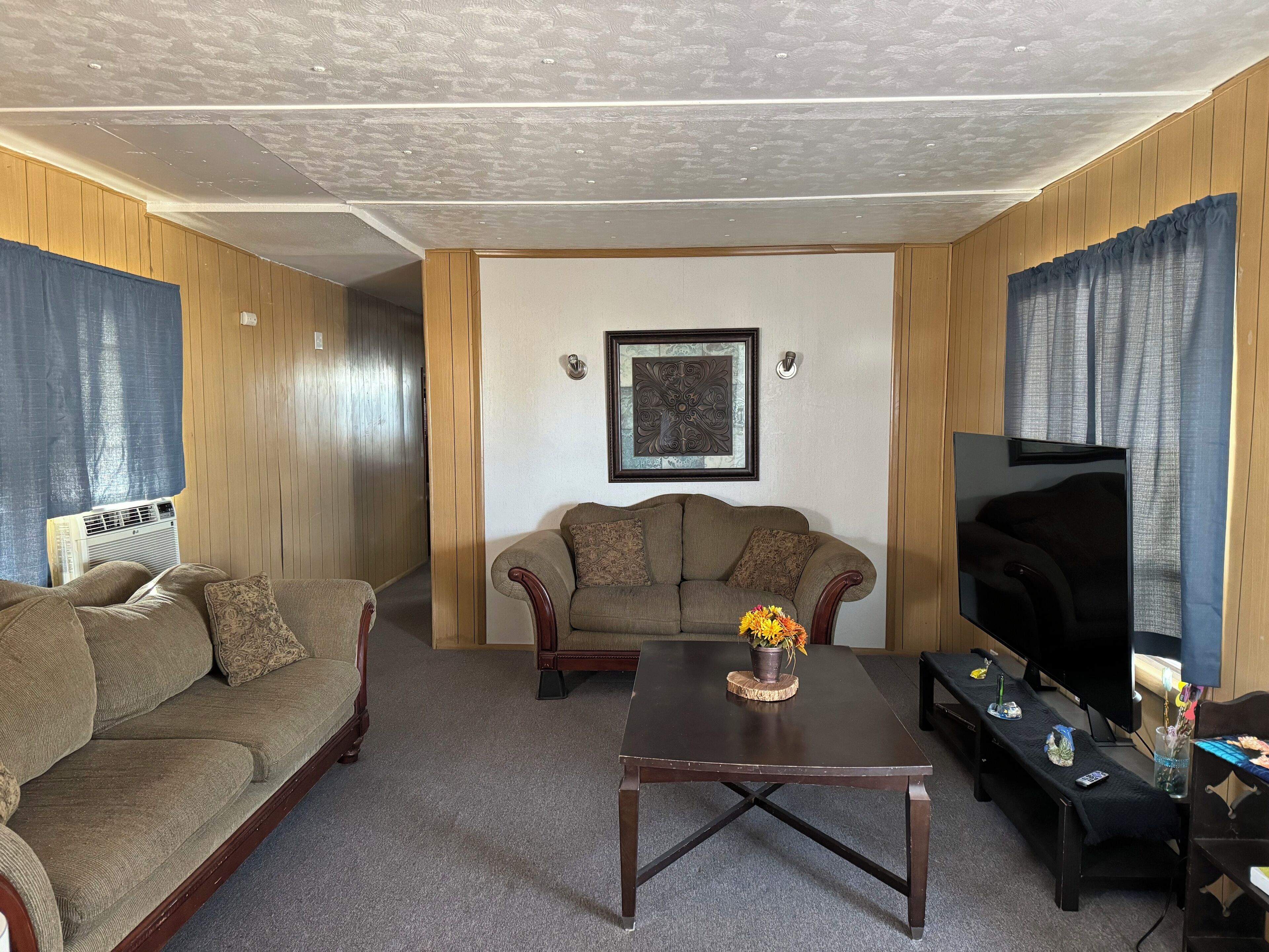 Cozy 2-bedroom mobile home in enchanting Elephant Butte with AC, WiFi, and quiet
