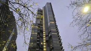 Un edificio alto y moderno con un diseño angular y distintivo.