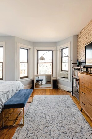 3 bedrooms, desk, iron/ironing board, free WiFi - Charming 3BR Rowhouse in Shaw/Bloomingdale
(Washington)