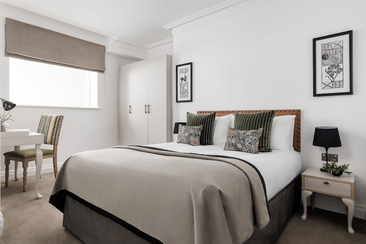 One Bedroom Suite | In-room safe, desk, laptop workspace, blackout curtains