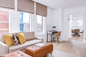 Executive One Bedroom Duplex Suite | Área de sala de estar | Televisión LCD de 43 pulgadas con canales digitales 