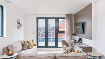 Appartement | Woonruimte | Een 43-inch lcd-televisie met digitale zenders