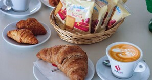 Free daily buffet breakfast  - HOTEL SERENA (Naples)